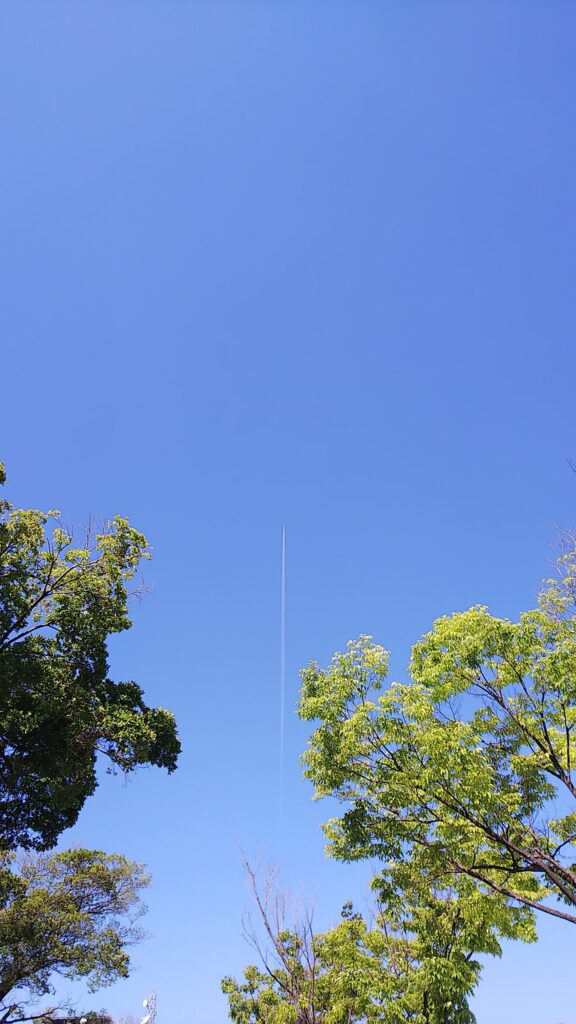 空と飛行機雲