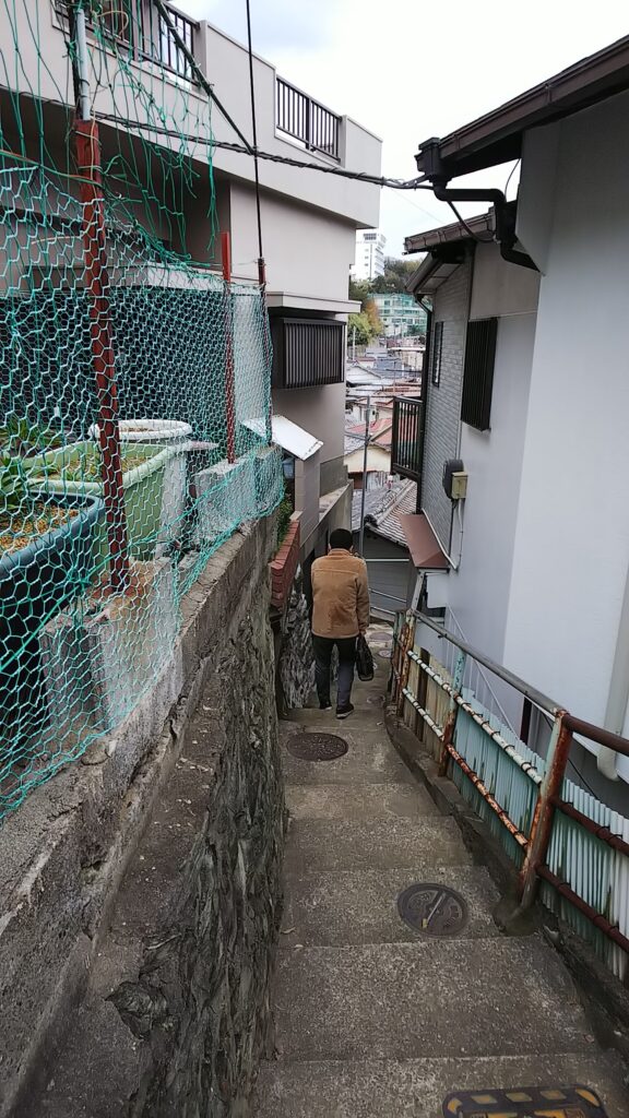 狭い路地と階段